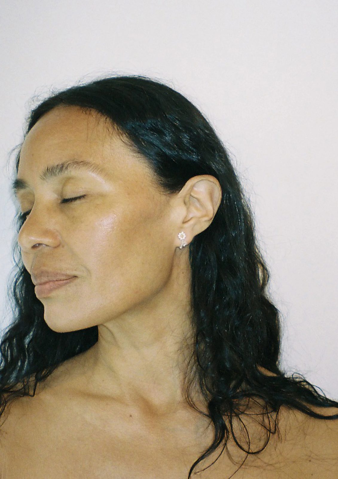 PURA UTZ | WHITE FLOR HUGGIE EARRINGS