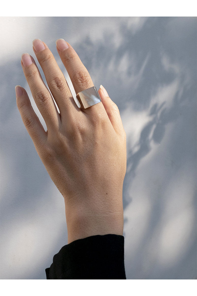 SIMMON SATO | Wide Square Shell Signet Ring