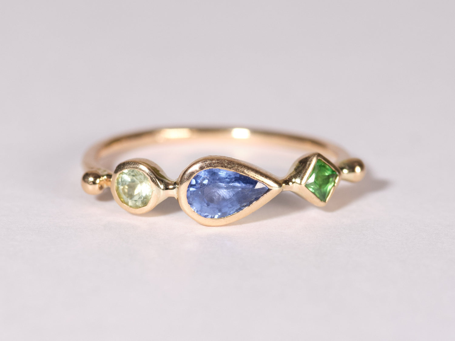 DORETTE | BLUE SAPPHIRE WITH TOURMALINE AND TSAVORITE RING