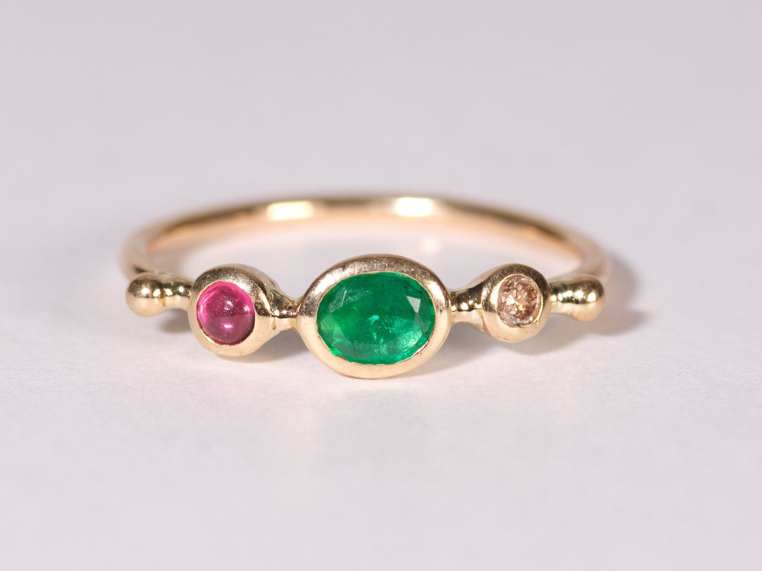 DORETTE | EMERALD WITH SPINELL CABOCHON DIAMOND RING