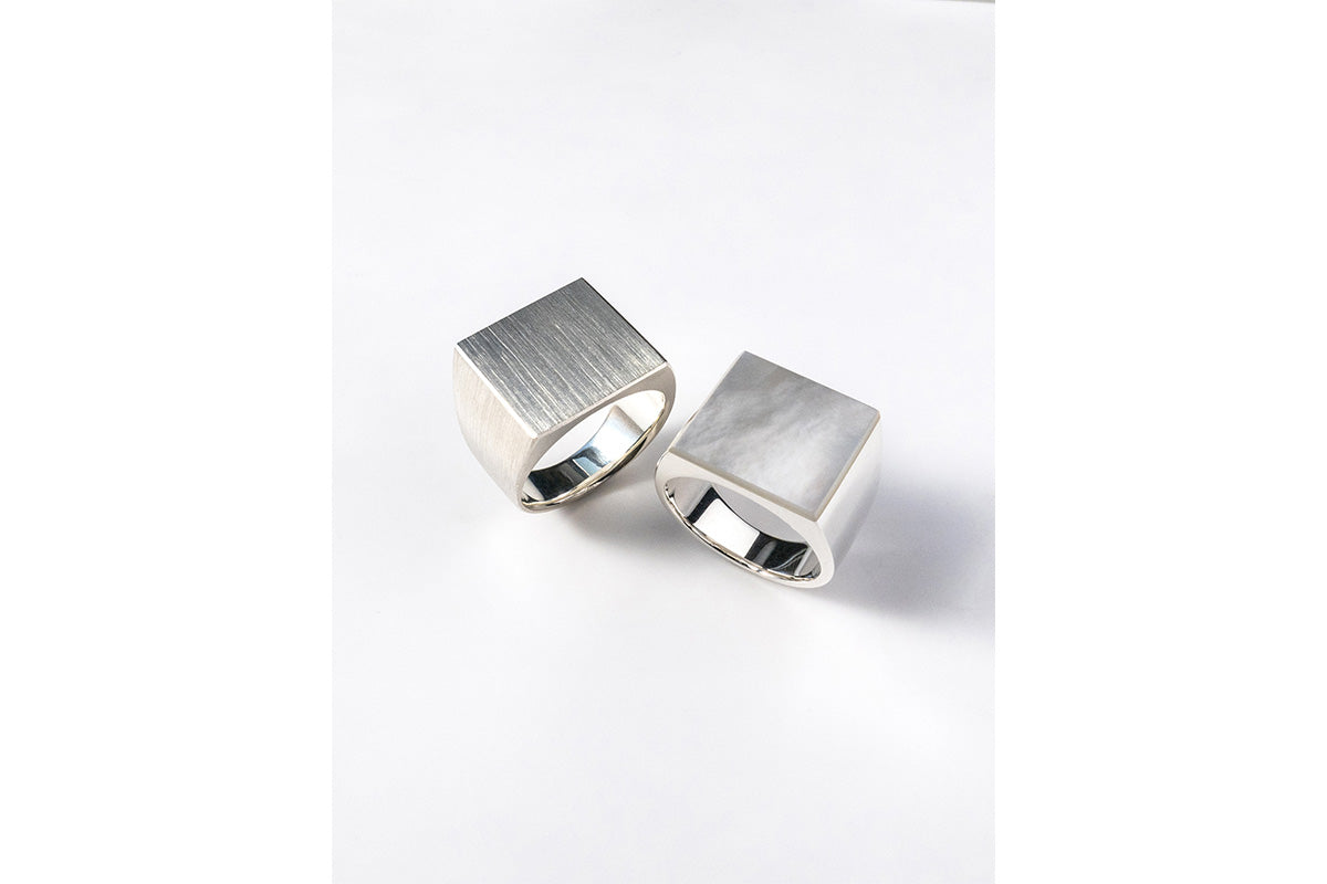 SIMMON SATO | Wide Square Shell Signet Ring