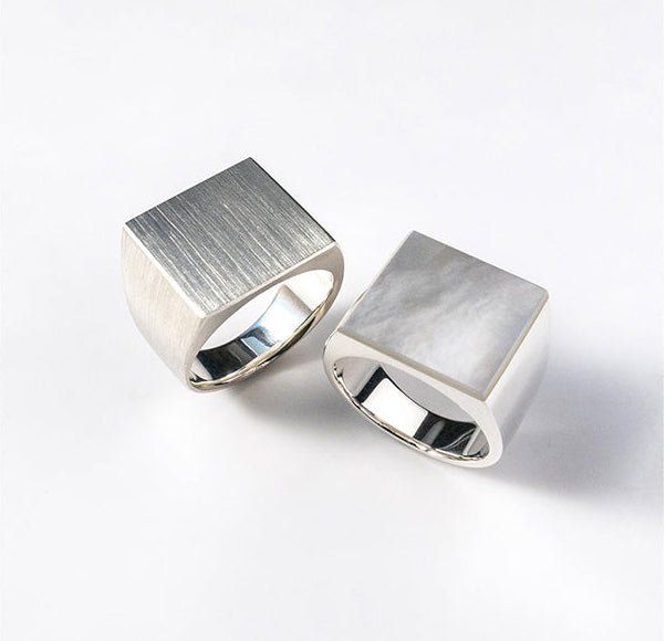SIMMON SATO | Wide Square Shell Signet Ring