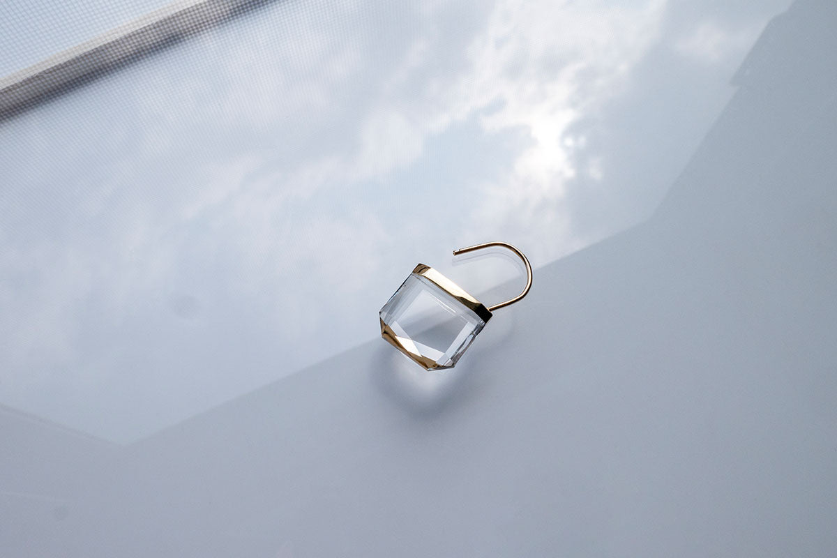 SIMMON SATO | HANG HEXAGON QUARTZ EARRING